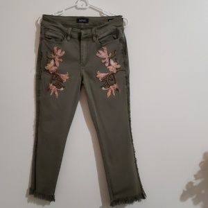 Mid rise cropped strech jeans.
